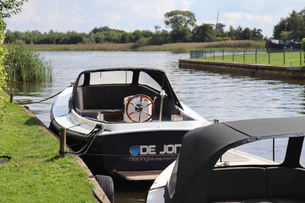 Sloep van De Jong aangemeerd aan de kant in Friesland